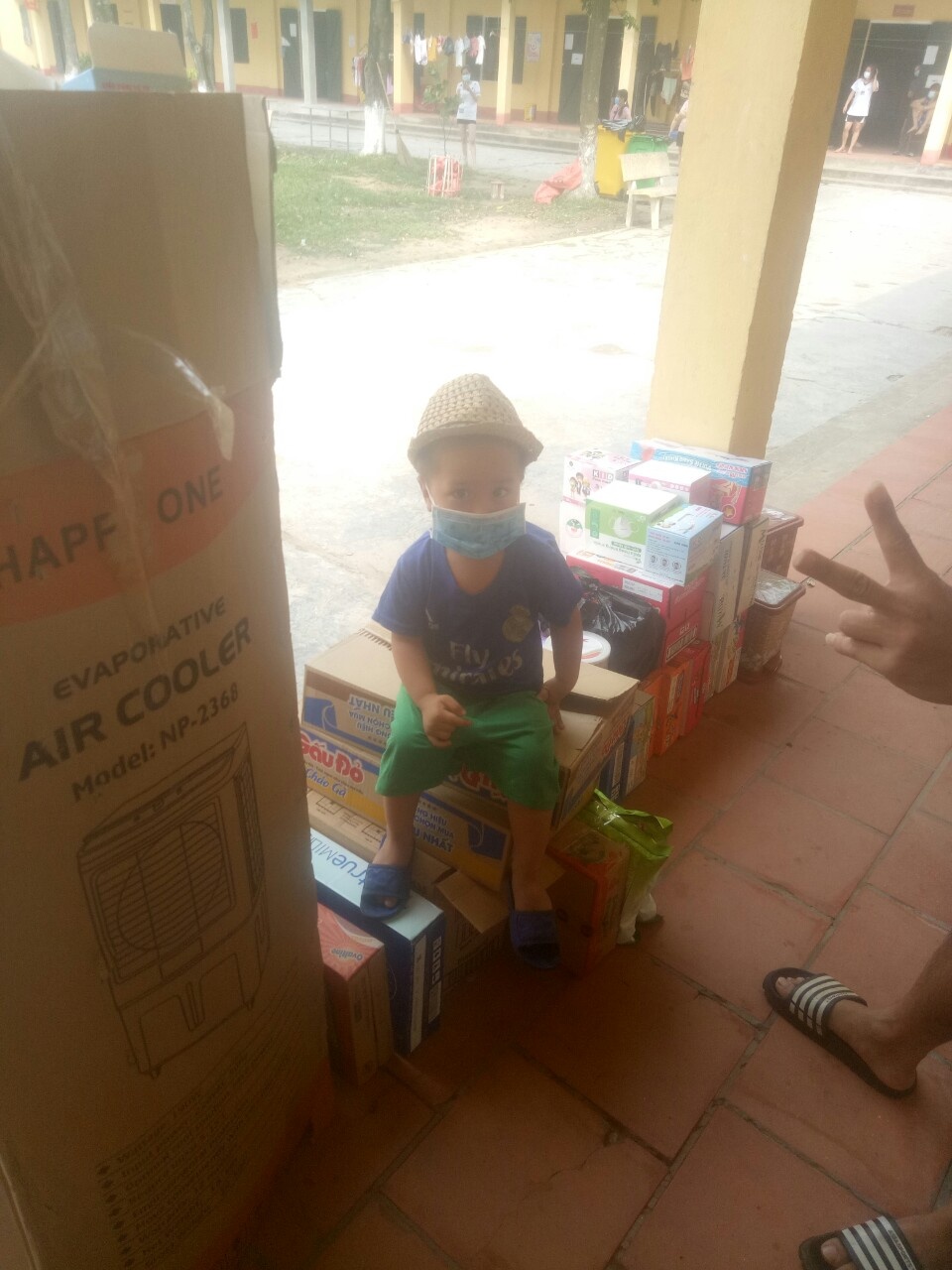 Bé 3 tuổi ở Bắc Giang rời khu cách ly ảnh 2 Be 3 tuoi o Bac Giang roi khu cach ly anh 2