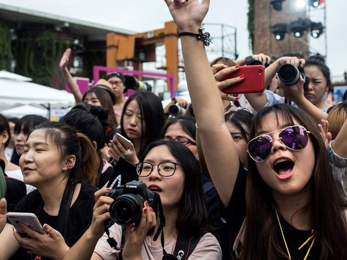 Trung Quoc ban hanh luat de kiem soat cac fan cuong hinh anh