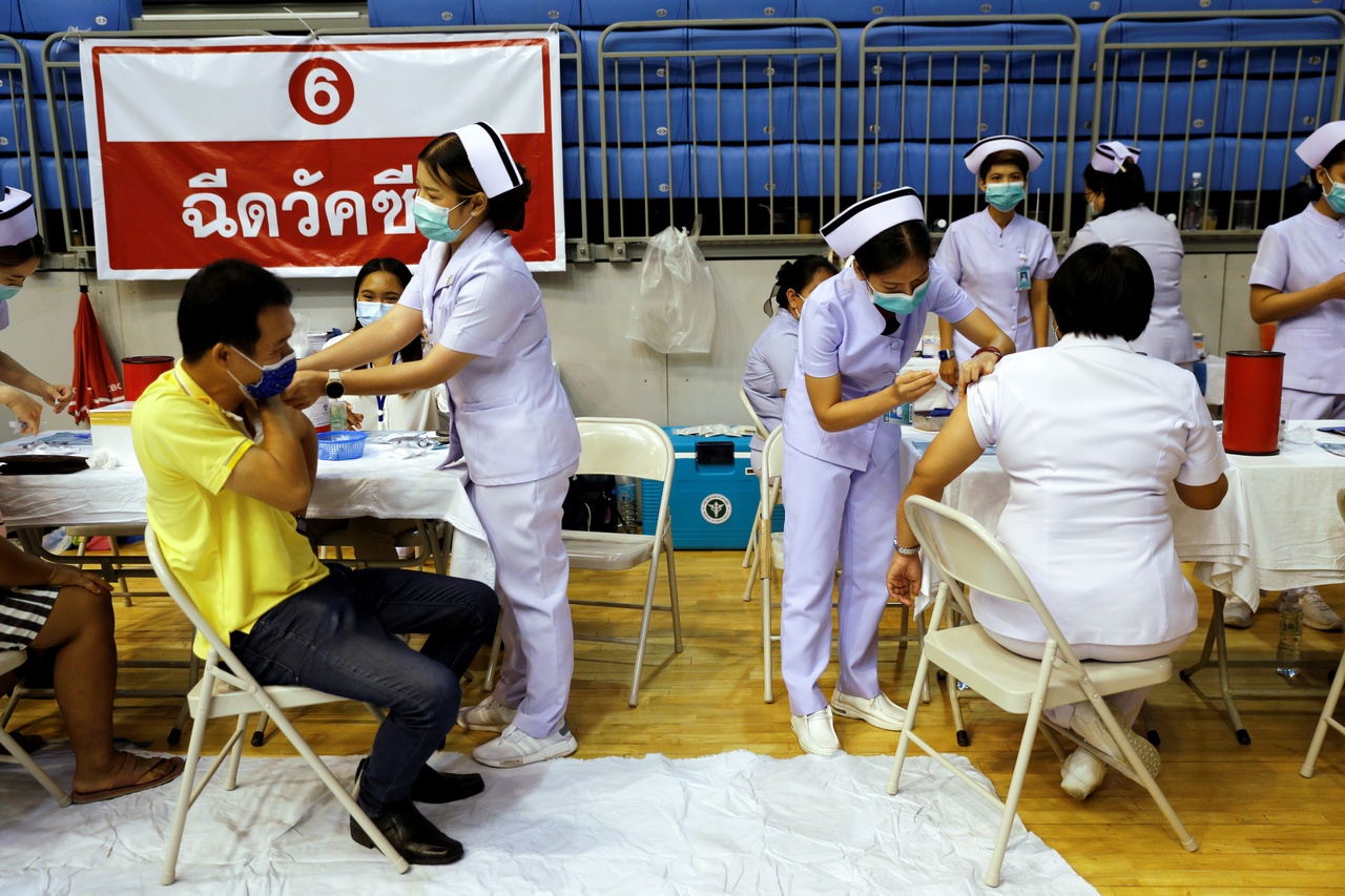Phuket cap toc tiem vaccine de mo cua truoc mua du lich hinh anh