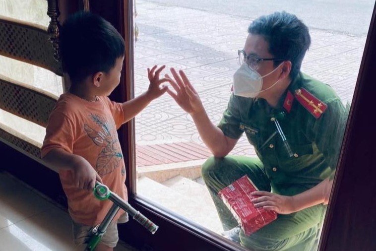 Chien si cong an chia tay con qua cua kinh de di chong dich hinh anh