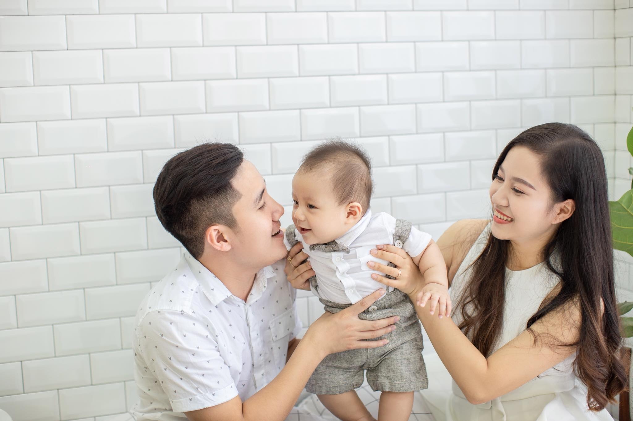 Chiến sĩ công an chia tay con qua cửa kính để đi chống dịch ảnh 2 Chien si cong an chia tay con qua cua kinh de di chong dich anh 2