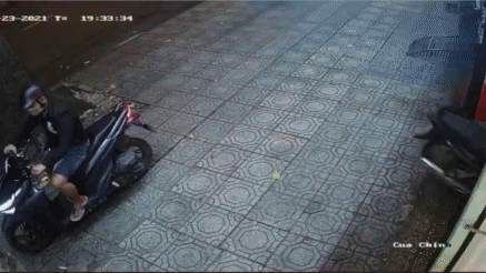 Co gai dap nga ke trom xe o TP.HCM hinh anh