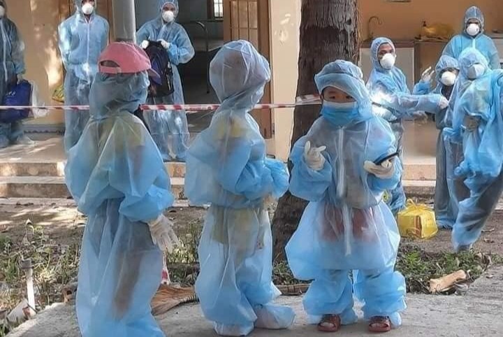 Nhung em nho la F0, F1 mac do bao ho di cach ly o Phu Yen hinh anh