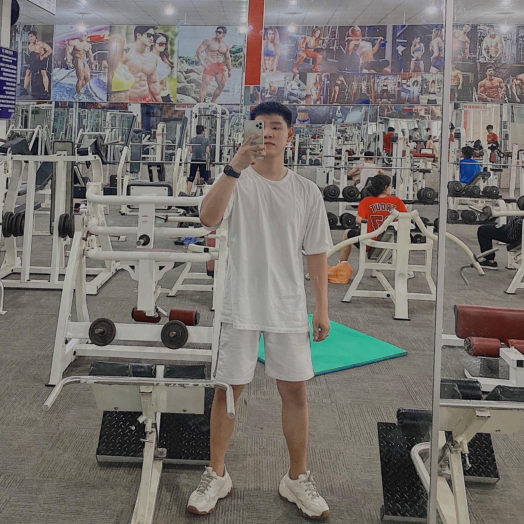 Chang trai lot xac nho tap gym trong dich anh 5
