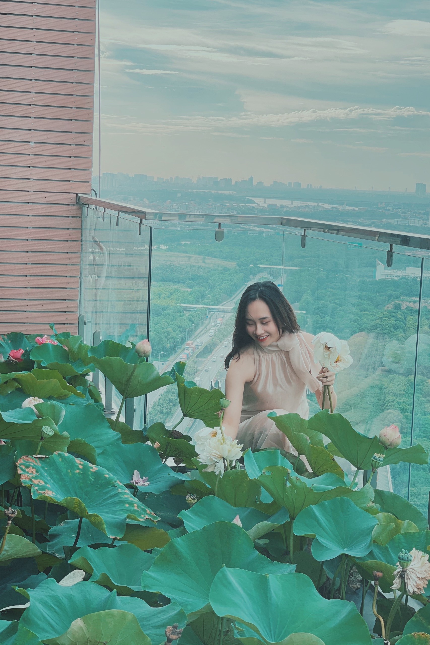 Ho sen trong can penthouse cua a khoi DH Kinh te Quoc dan anh 2