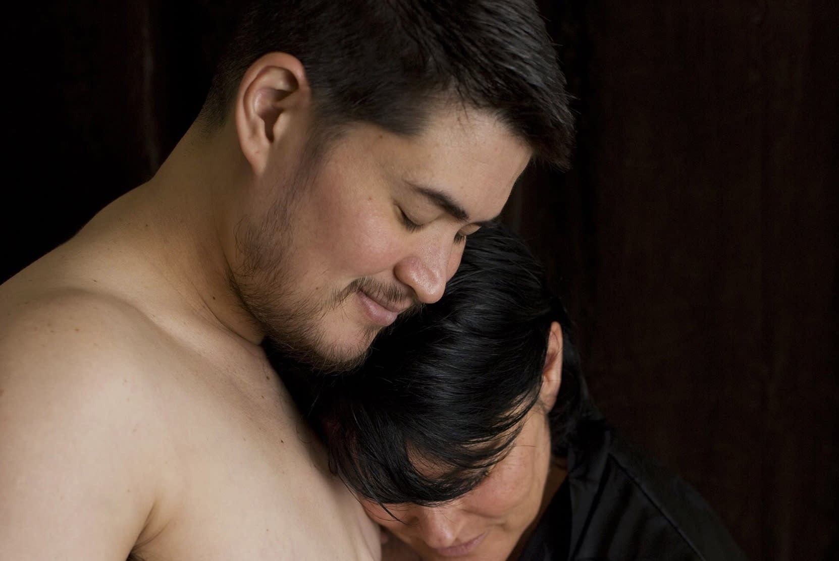 Cuoc song binh lang cua nguoi dan ong mang bau dau tien tren the gioi hinh anh