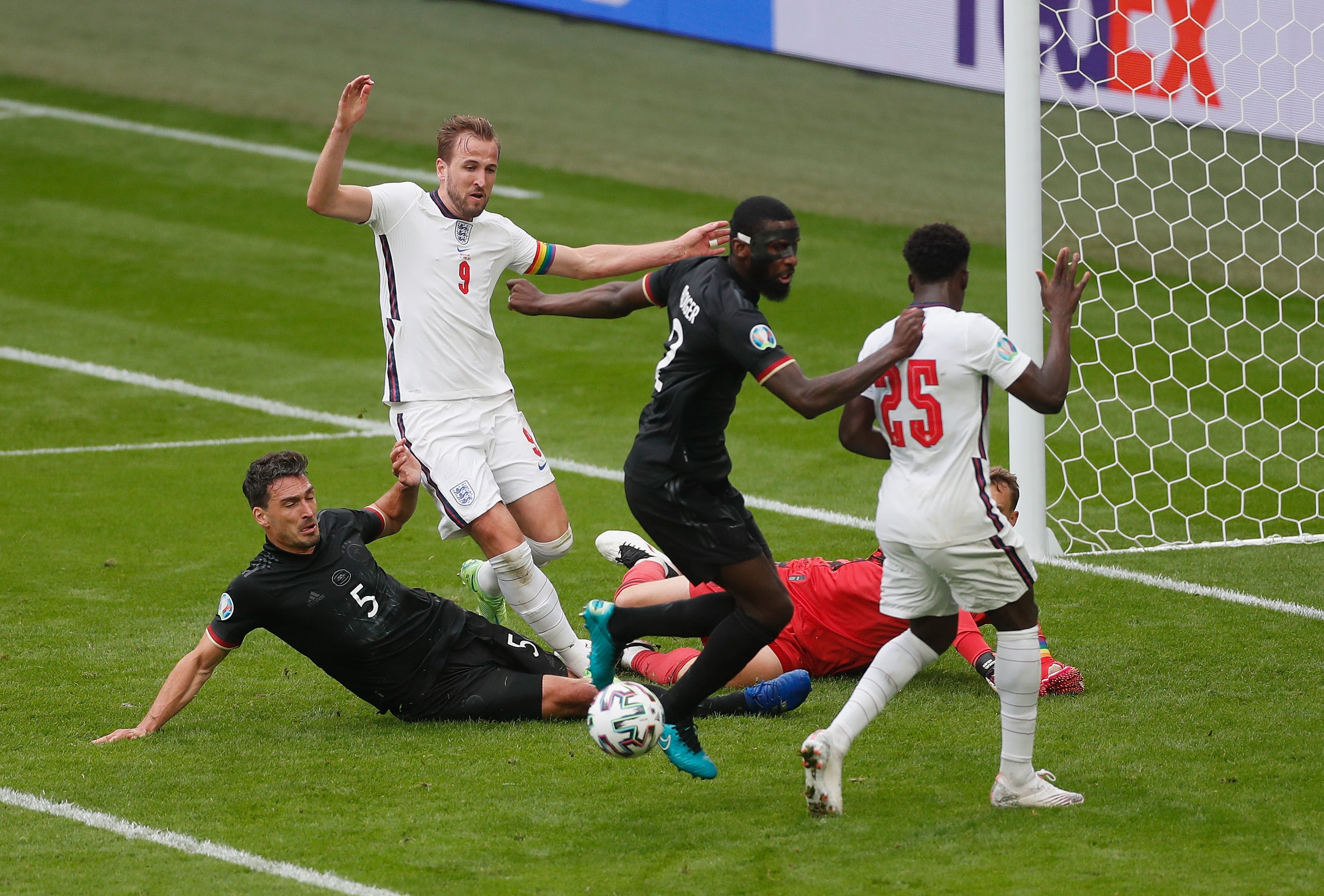 CĐV đột quỵ khi ăn mừng bàn thắng của tuyển Anh ở Euro 2020 ảnh 2 CDV dot quy khi an mung ban thang cua tuyen Anh o Euro 2020 anh 2