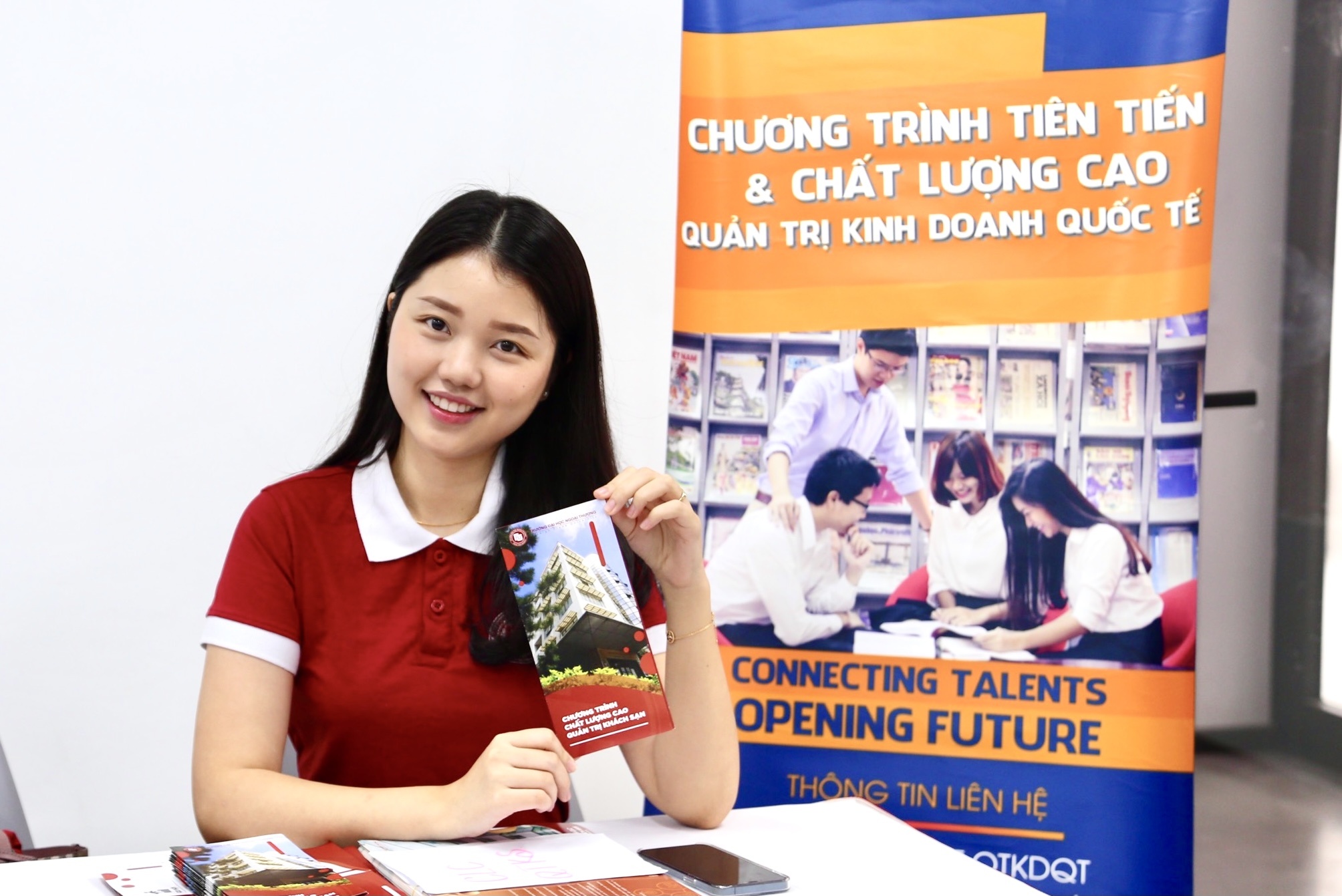 Giảng viên trẻ của Đại học Ngoại thương ảnh 1 Giang vien tre cua Dai hoc Ngoai thuong anh 1