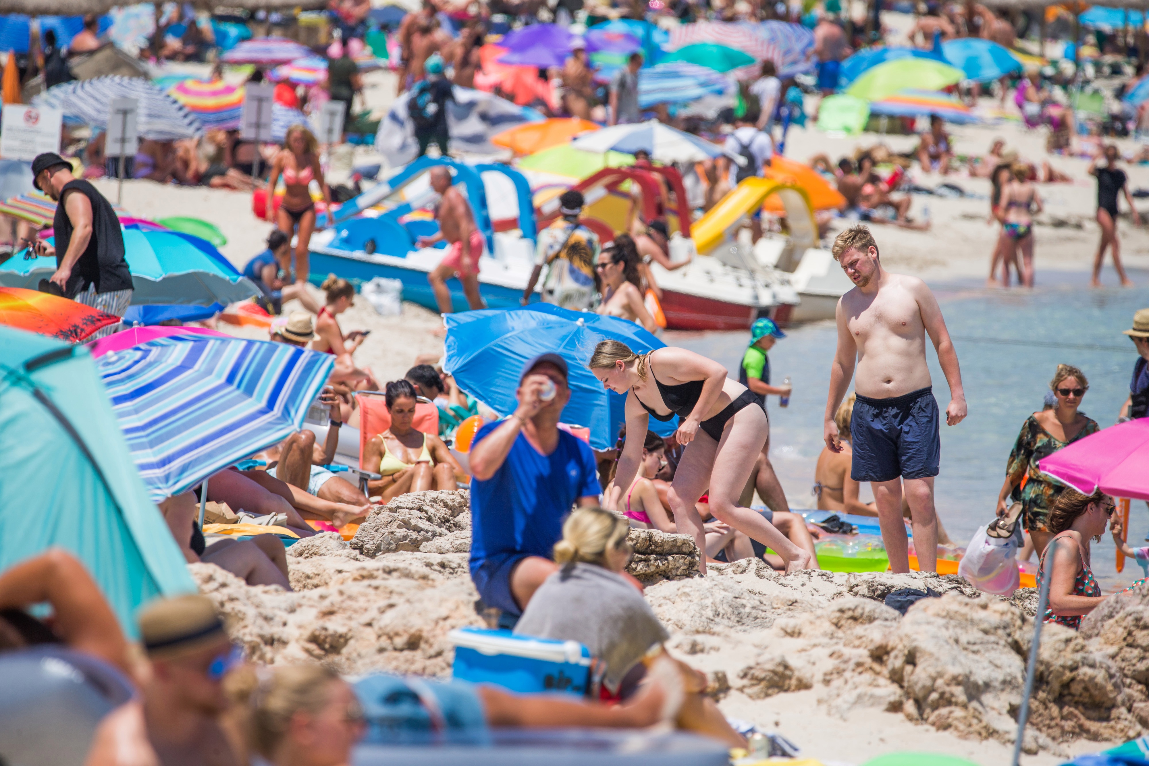 Hon dao o Tay Ban Nha tra gia vi du khach Anh do ve tiec tung anh 1