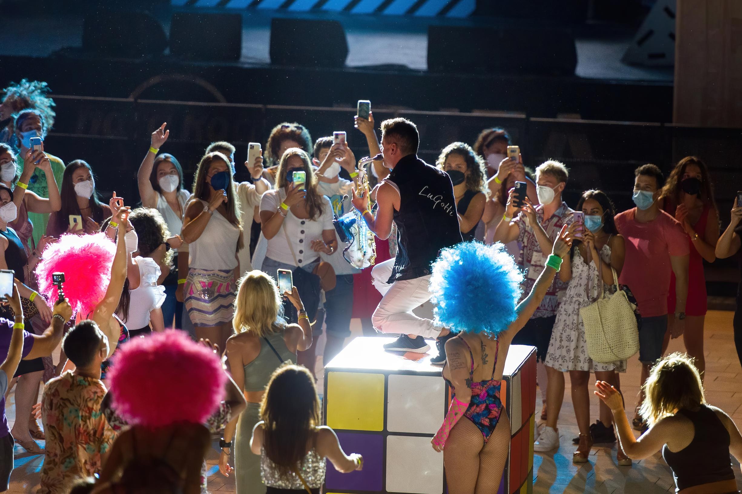 Hon dao o Tay Ban Nha tra gia vi du khach Anh do ve tiec tung anh 2