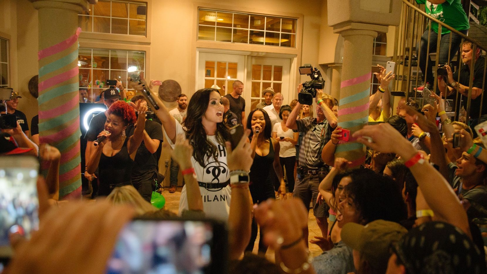 Airbnb chan 50.000 nguoi dung thich tiec tung trong dich anh 1