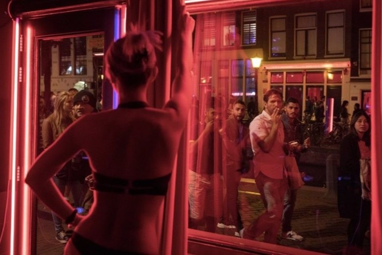 Amsterdam xin du khach dung den pho den do de thac loan hinh anh