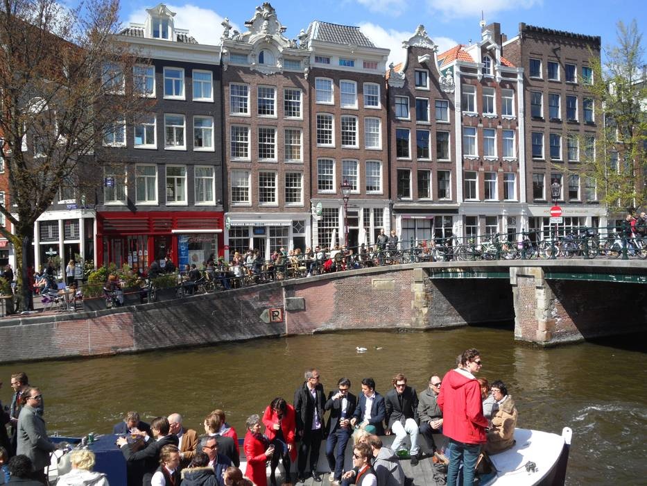 Amsterdam xin du khach dung den pho den do tiec tung anh 3