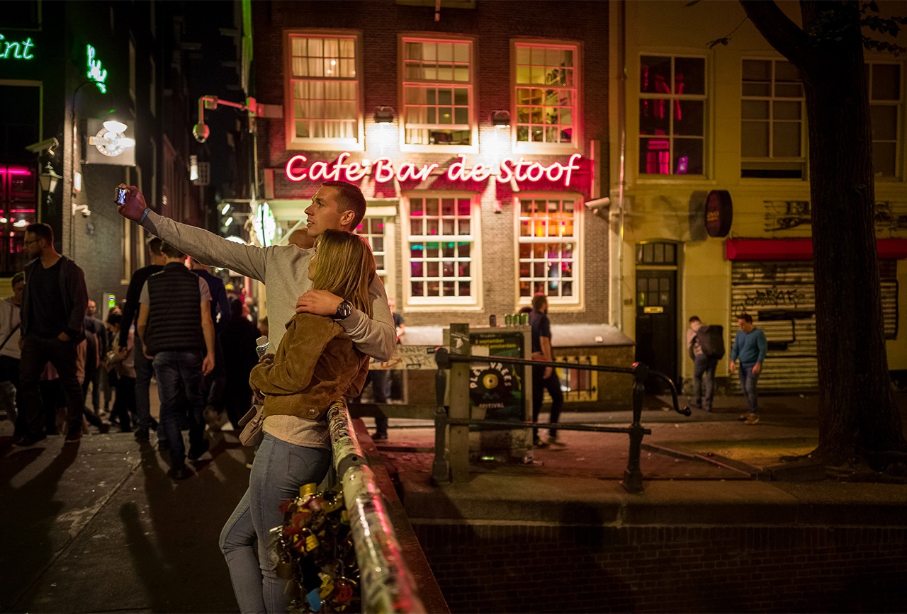 Amsterdam xin du khach dung den pho den do tiec tung anh 2