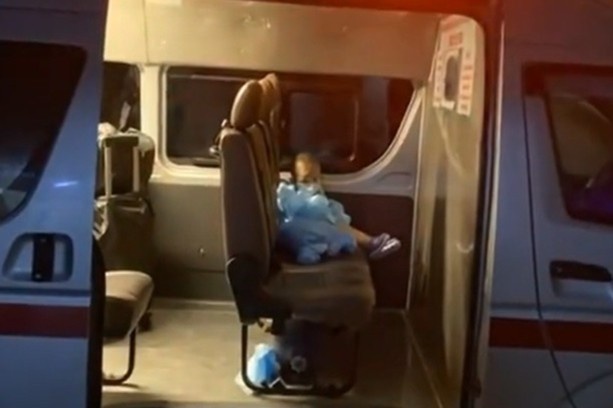 Be 2 tuoi o TP.HCM la F0, phai di dieu tri Covid-19 trong dem hinh anh