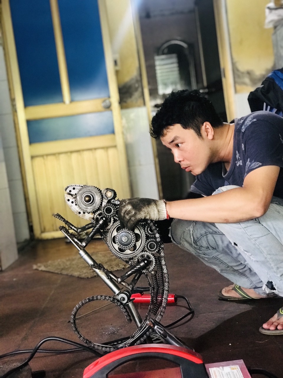 Bỏ việc lương cao để khởi nghiệp với linh kiện ôtô xe máy ảnh 2 Bo viec luong cao de khoi nghiep voi linh kien oto xe may anh 2