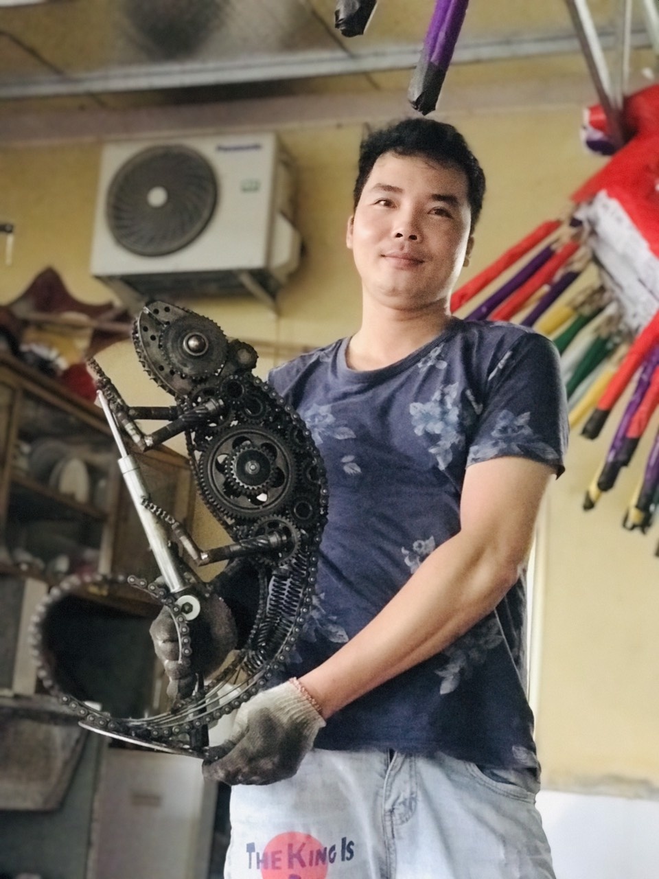 Bỏ việc lương cao để khởi nghiệp với linh kiện ôtô xe máy ảnh 1 Bo viec luong cao de khoi nghiep voi linh kien oto xe may anh 1