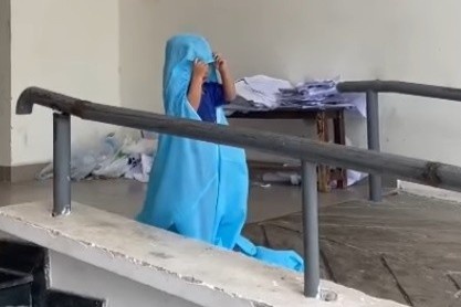 Be F0 o TP.HCM khoc doi me, nguoi lon chi co the do tu xa hinh anh