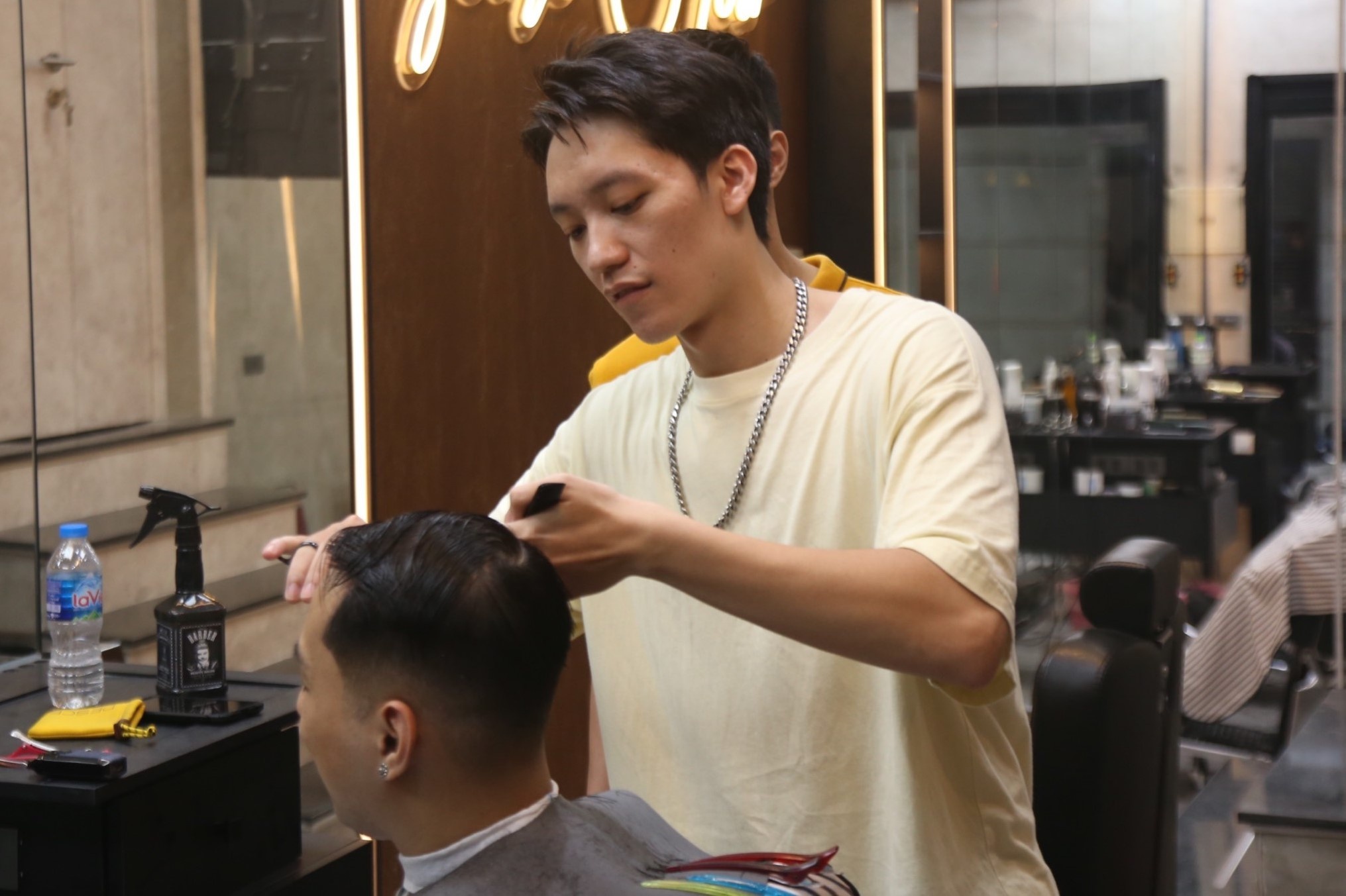 Cat toc hong khi o nha gian cach anh 7