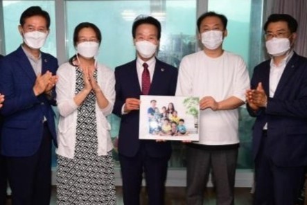 Cap vo chong U50 o Han duoc khen ngoi vi sinh con thu 9 hinh anh