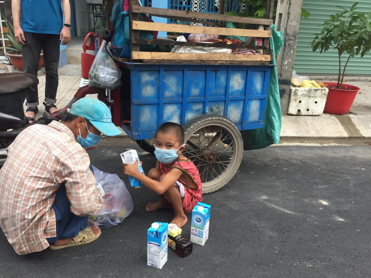 Người nghèo ở TP.HCM rưng rưng khi được tặng thực phẩm tận tay ảnh 3 Nguoi ngheo o TP.HCM rung rung khi duoc tang thuc pham tan tay anh 3