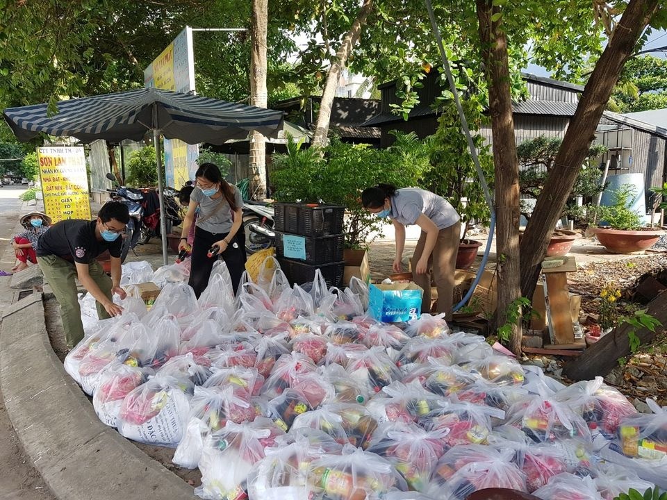 Người nghèo ở TP.HCM rưng rưng khi được tặng thực phẩm tận tay ảnh 4 Nguoi ngheo o TP.HCM rung rung khi duoc tang thuc pham tan tay anh 4