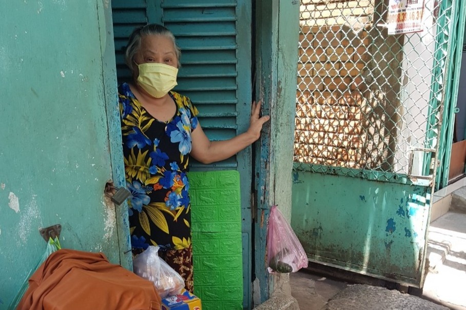 Nguoi ngheo o TP.HCM cam dong khi duoc tang thuc pham tan tay hinh anh