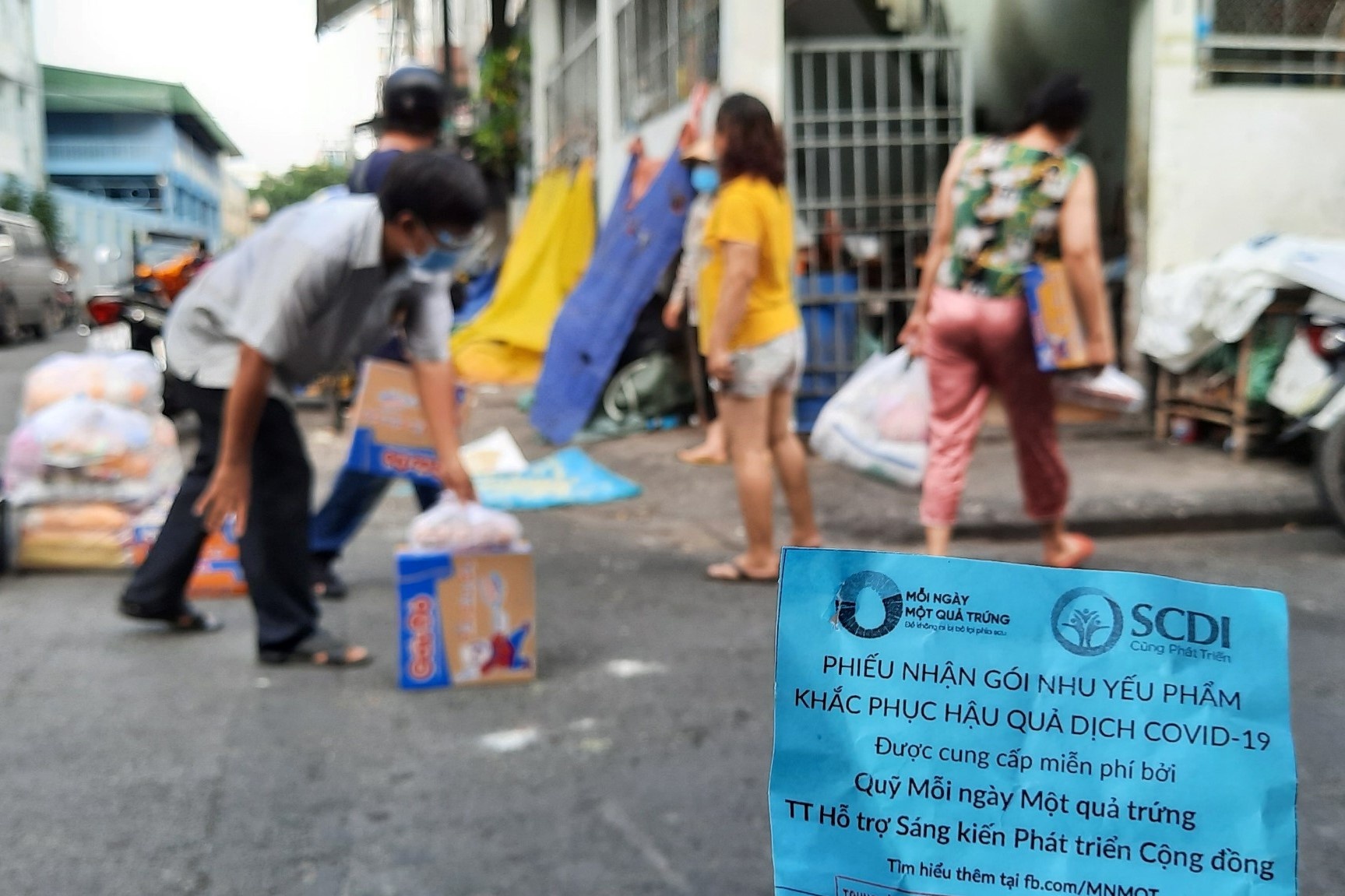 Người nghèo ở TP.HCM rưng rưng khi được tặng thực phẩm tận tay ảnh 5 Nguoi ngheo o TP.HCM rung rung khi duoc tang thuc pham tan tay anh 5