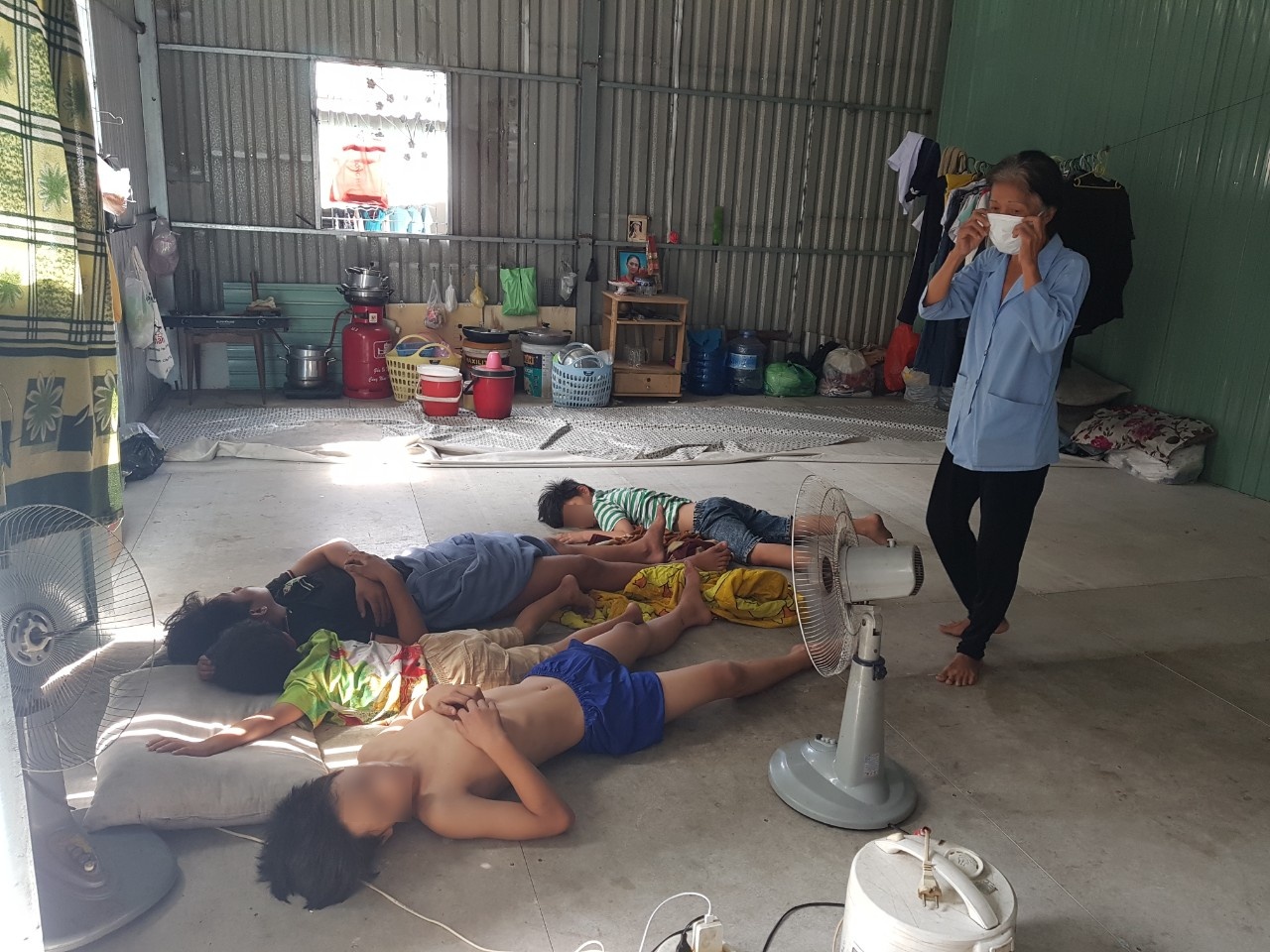Người nghèo ở TP.HCM rưng rưng khi được tặng thực phẩm tận tay ảnh 1 Nguoi ngheo o TP.HCM rung rung khi duoc tang thuc pham tan tay anh 1