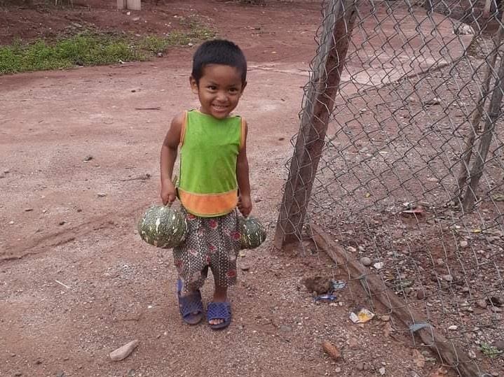 Sự thật bức ảnh bé mồ côi ở Quảng Trị ủng hộ bí chống dịch ảnh 1 Su that buc anh be mo coi o Quang Tri ung ho bi chong dich anh 1