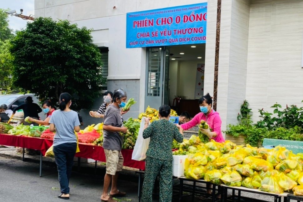 Chung cu o TP.HCM tang rau cu mien phi cho nguoi dan hinh anh