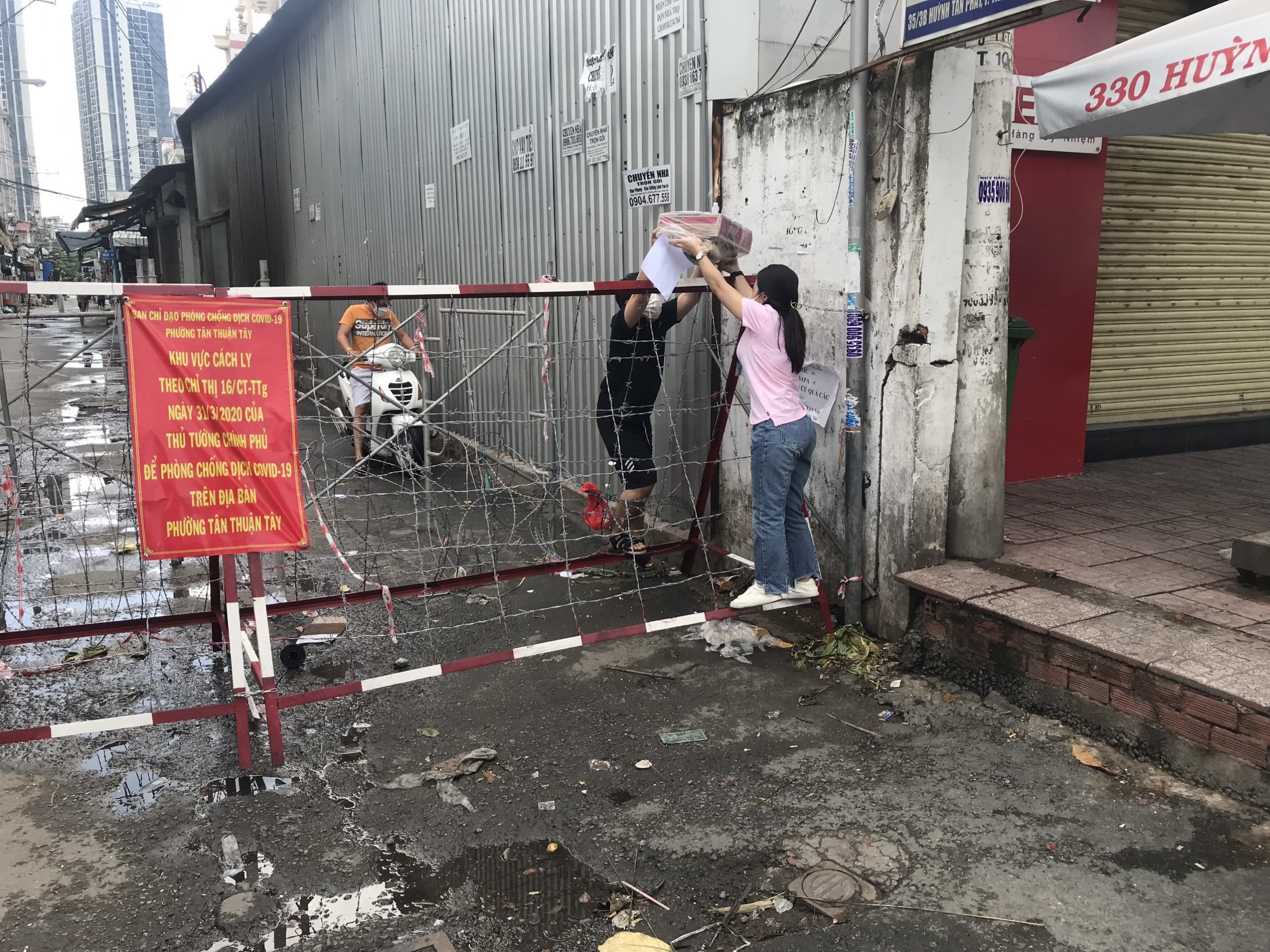 Cặp vợ chồng cùng là tình nguyện viên chống dịch ở TP.HCM ảnh 4 Cap vo chong cung la tinh nguyen vien chong dich o TP.HCM anh 4