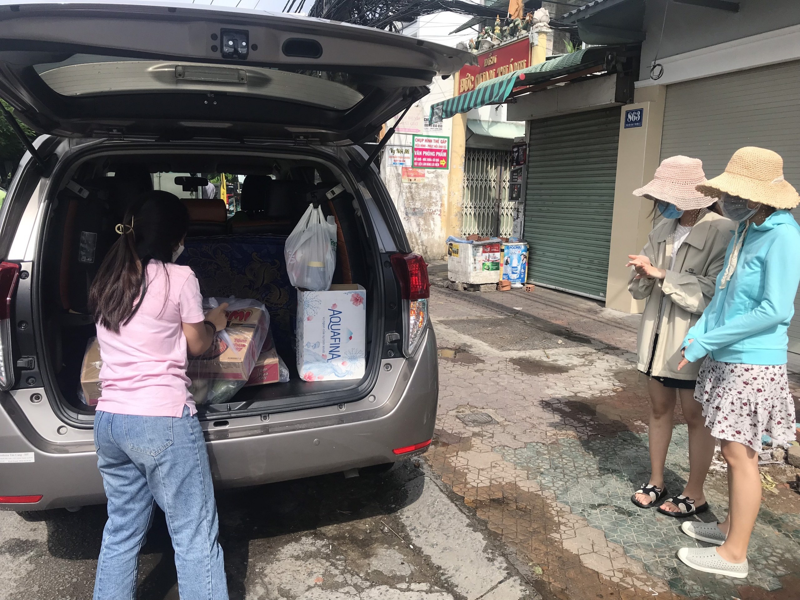 Cặp vợ chồng cùng là tình nguyện viên chống dịch ở TP.HCM ảnh 3 Cap vo chong cung la tinh nguyen vien chong dich o TP.HCM anh 3
