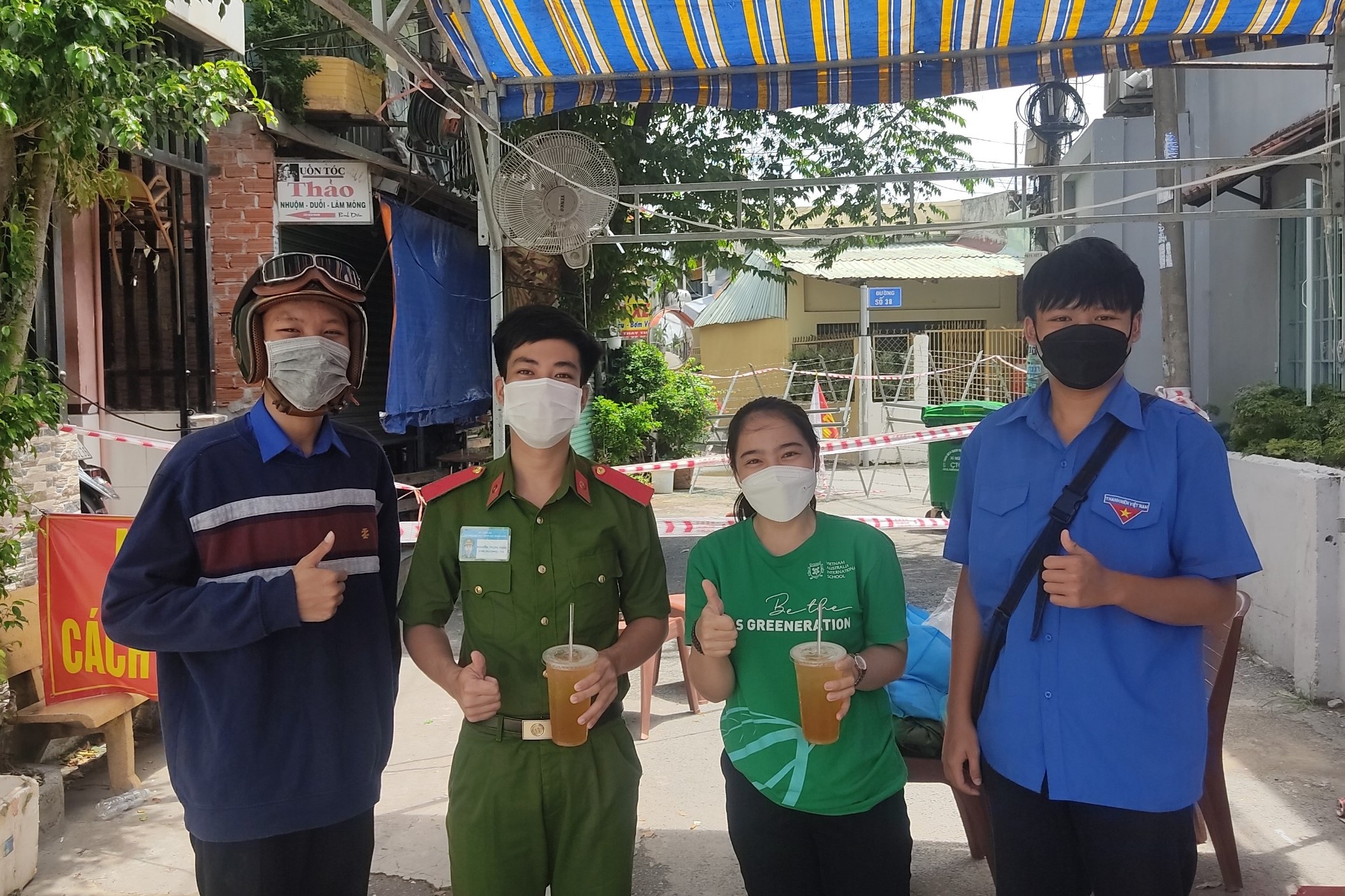 Cặp vợ chồng cùng là tình nguyện viên chống dịch ở TP.HCM ảnh 2 Cap vo chong cung la tinh nguyen vien chong dich o TP.HCM anh 2