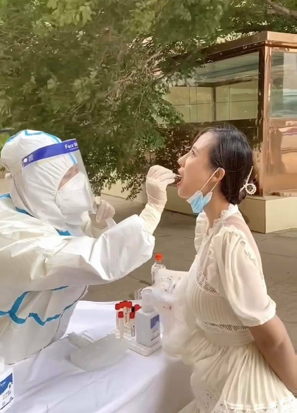 Co gai Viet lai xe di kham pha Tan Cuong giua dich anh 2