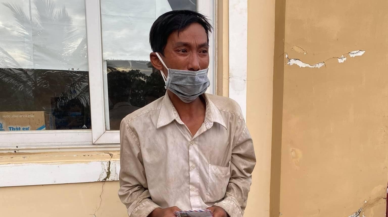 Di bo 16 ngay ve que, nguoi dan ong bat khoc khi nhan tien quyen gop hinh anh