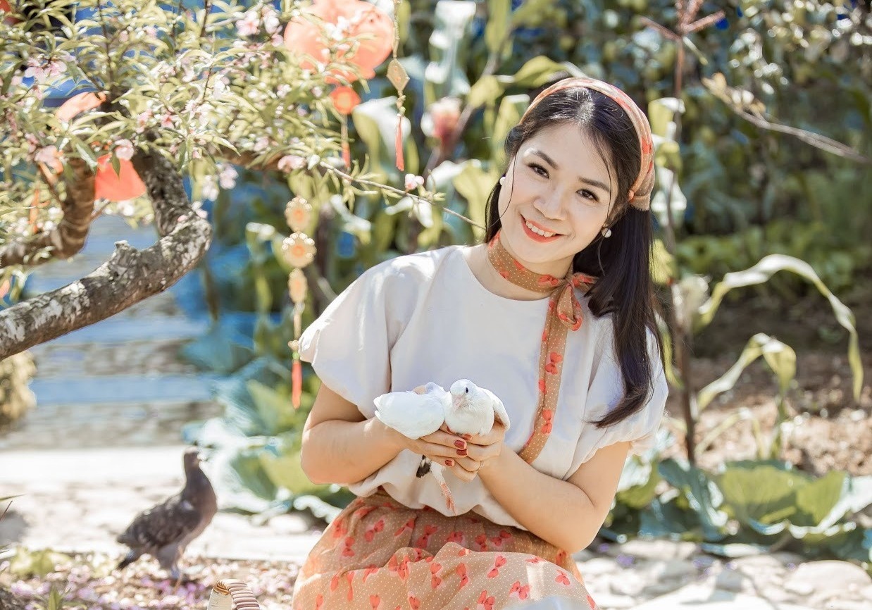 Me 4 con cai tao manh dat 300 m2 thanh vuon trong rau cu, hoa trai hinh anh