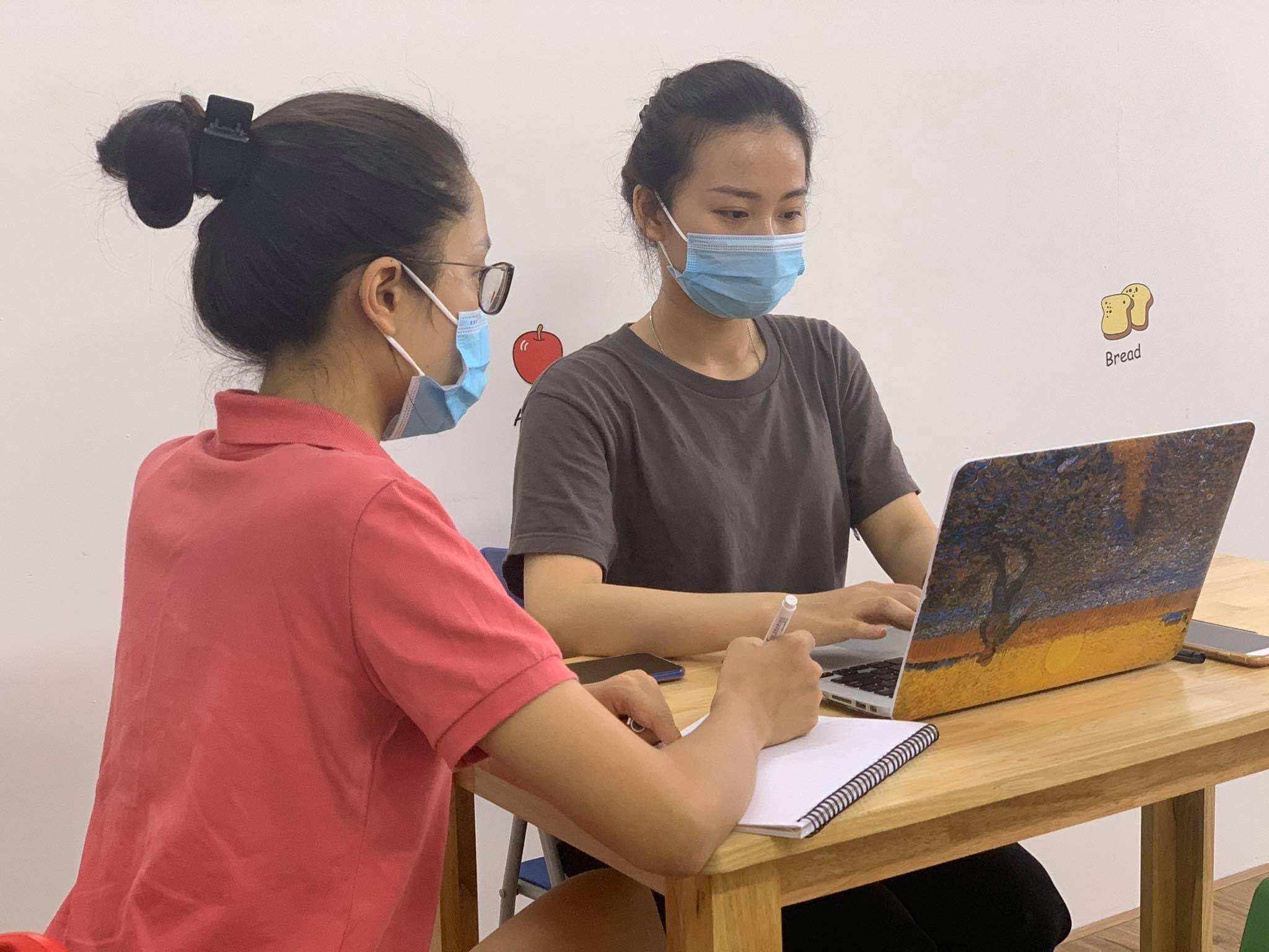 Suc khoe tam than bi lang quen vi noi lo com ao trong dich anh 2