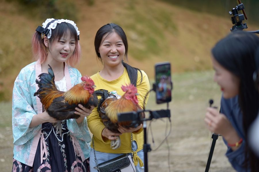 Thanh nien Trung Quoc vo mong khi nghi huu som, bo pho ve que hinh anh