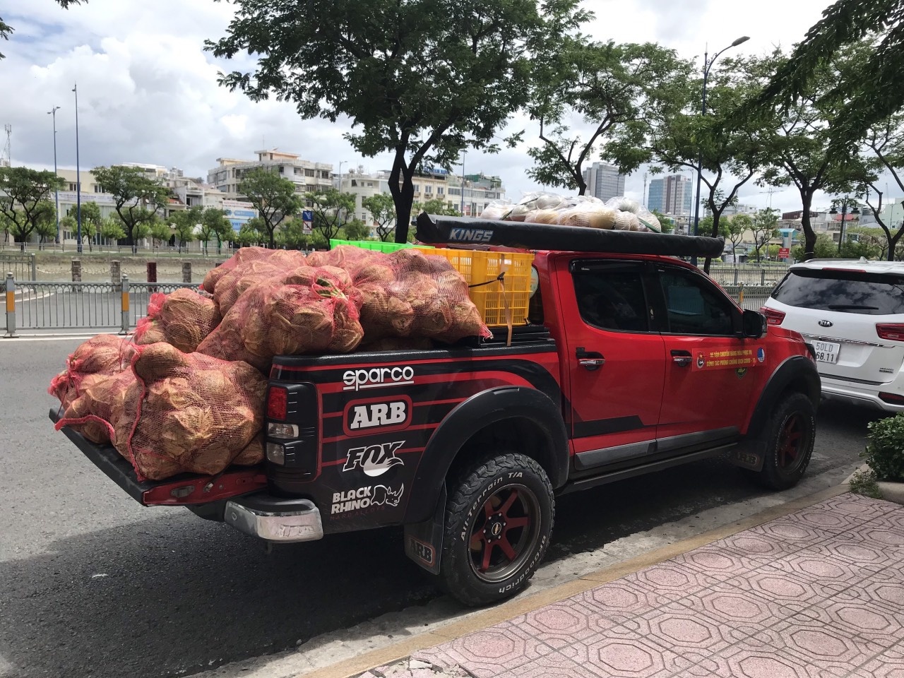 Nhung giam doc o TP.HCM di boc vac hang cuu tro anh 3