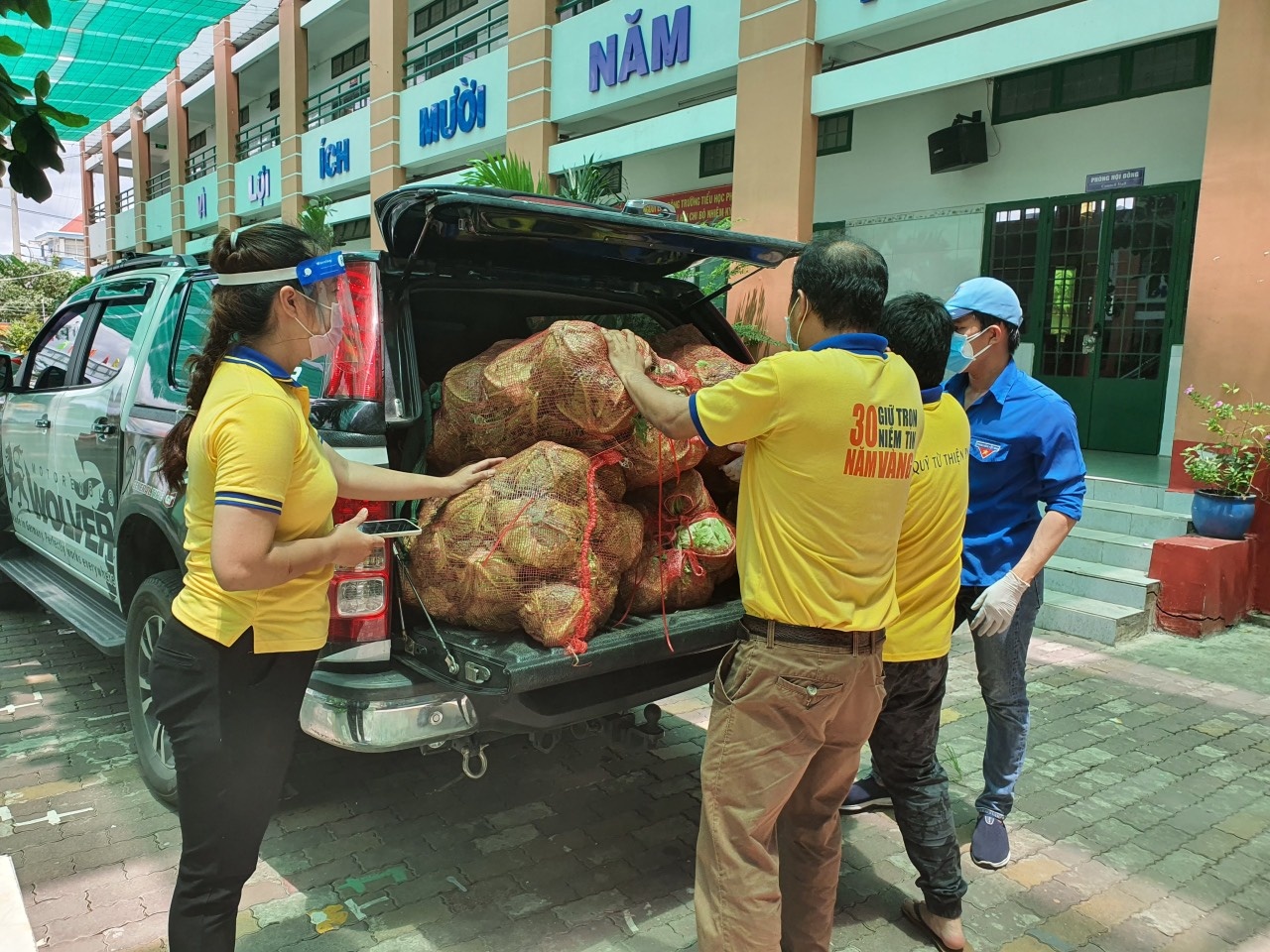 Nhung giam doc o TP.HCM di boc vac hang cuu tro anh 4