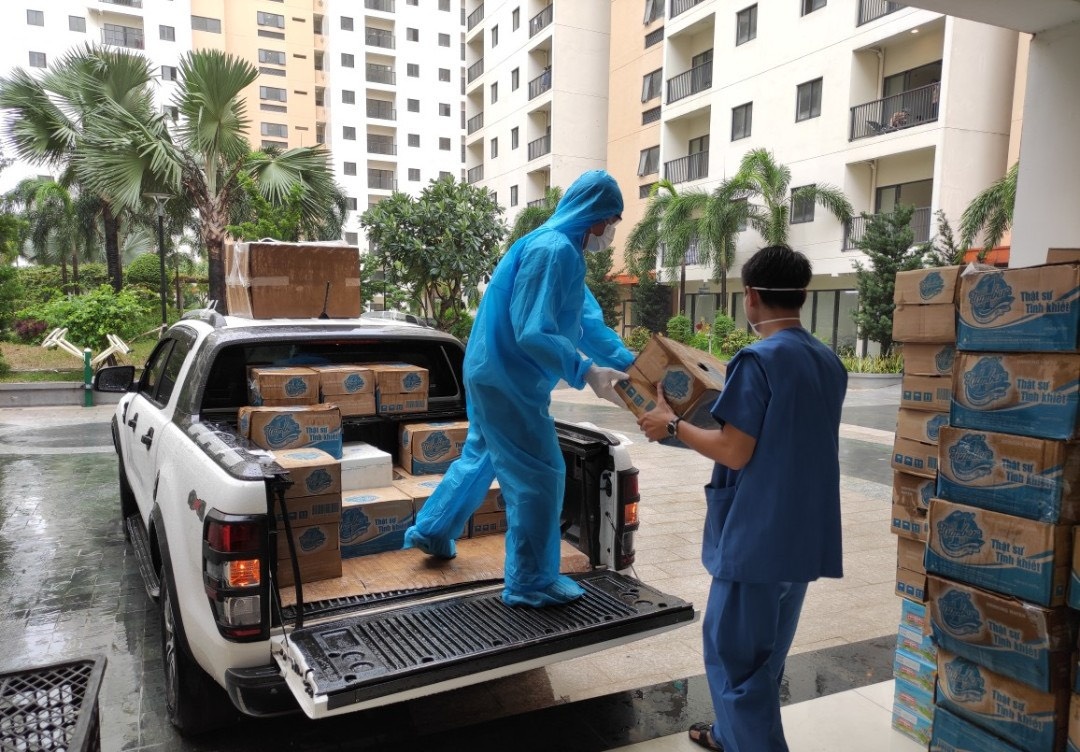 Nhung giam doc o TP.HCM di boc vac hang cuu tro anh 1