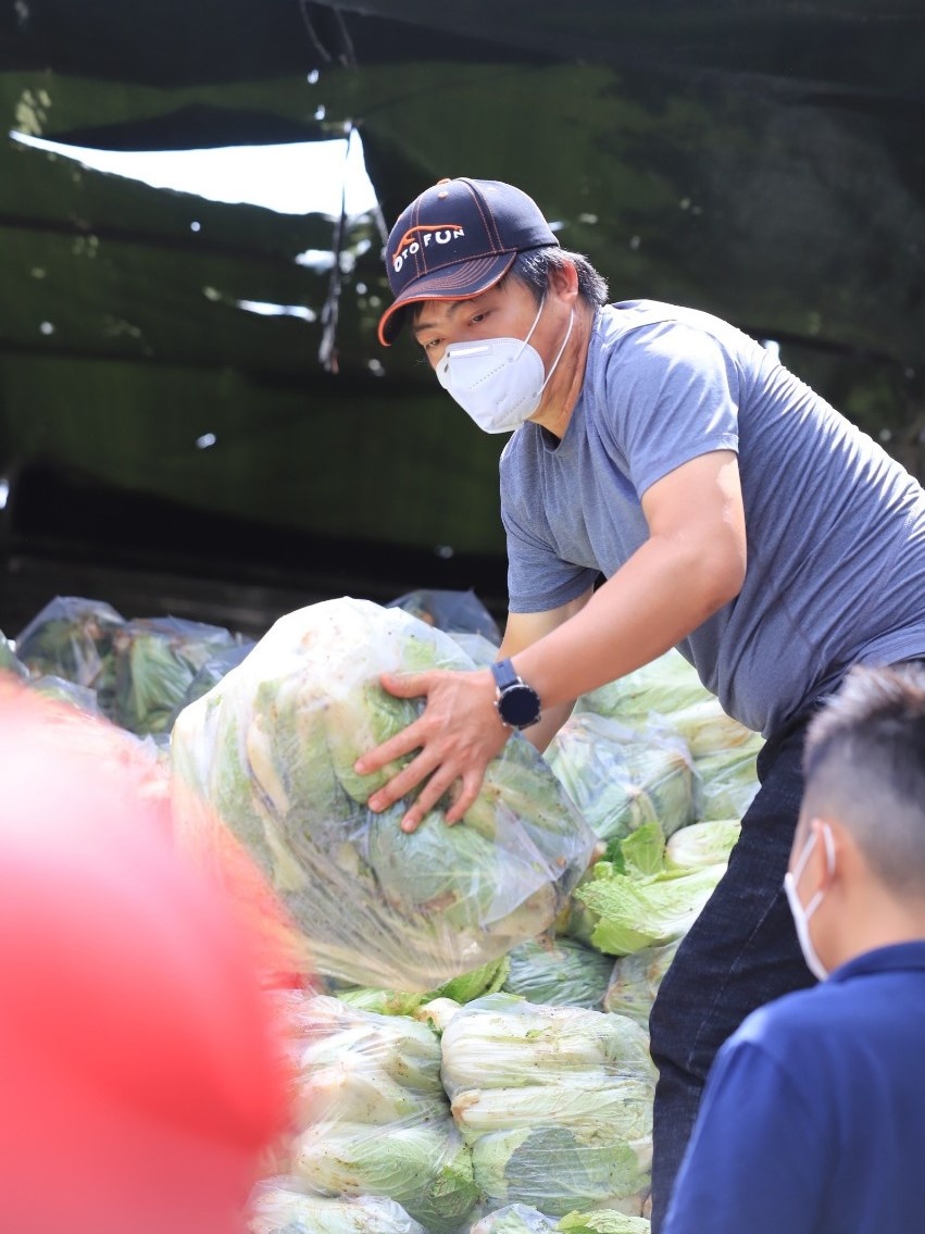 Nhung giam doc o TP.HCM di boc vac hang cuu tro anh 8