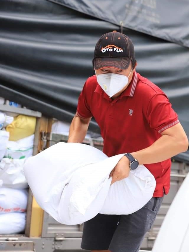 Nhung giam doc o TP.HCM di boc vac hang cuu tro anh 7