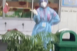 Co gai nhay ngau hung khi ho tro tiem vaccine o TP.HCM hinh anh