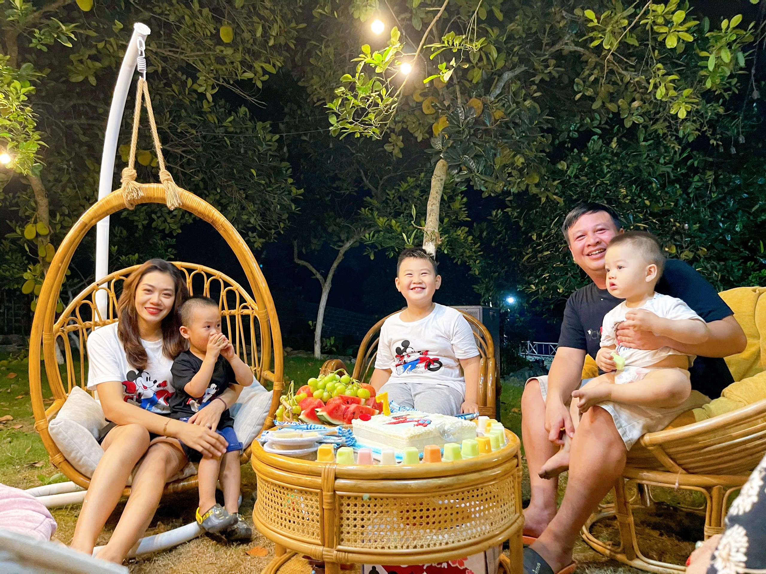 Cha me va 3 con roi thanh pho tranh dich o ngoi nha tren doi anh 1