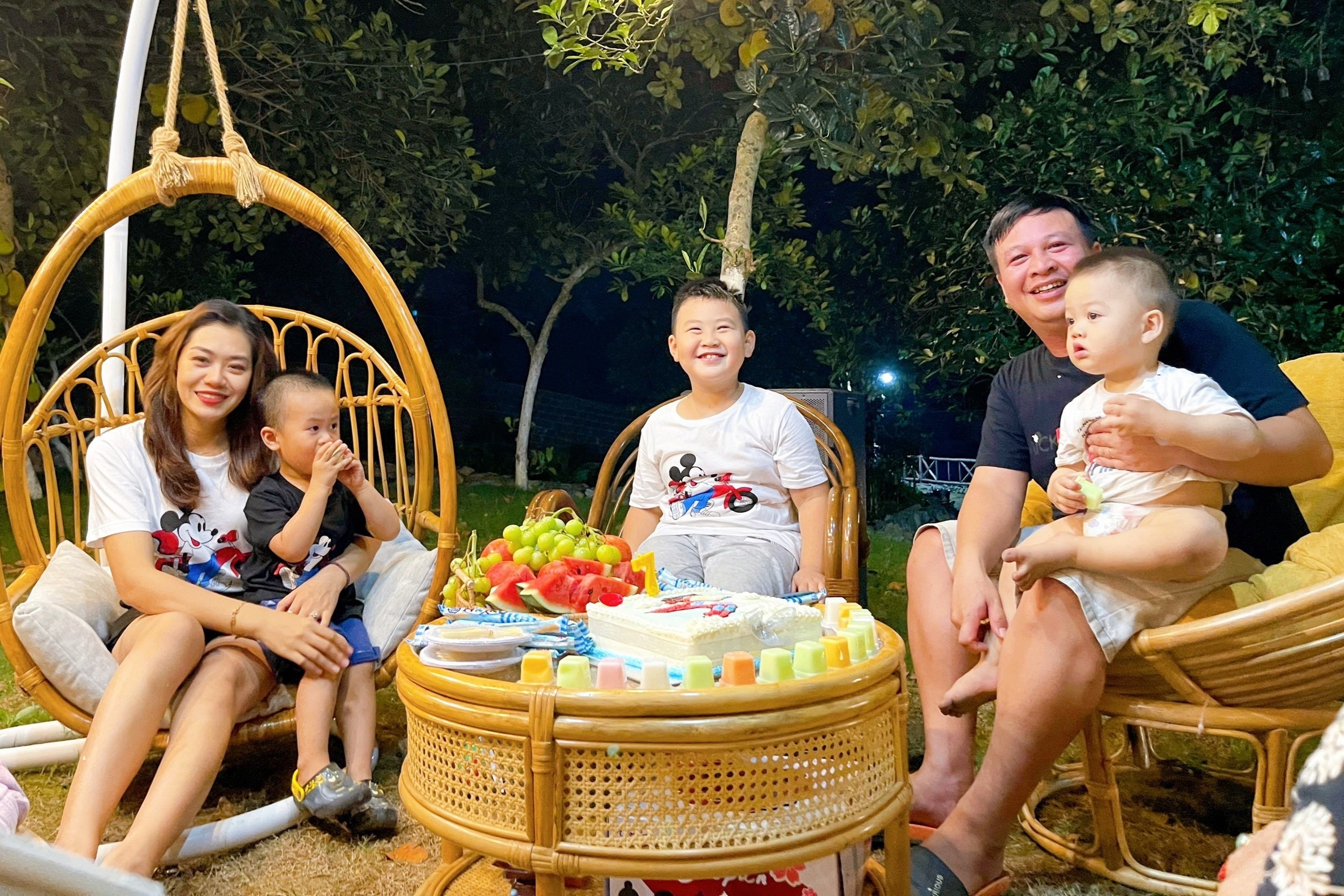 Tranh dich benh, vo chong dua 3 con nho roi pho, len doi song hinh anh