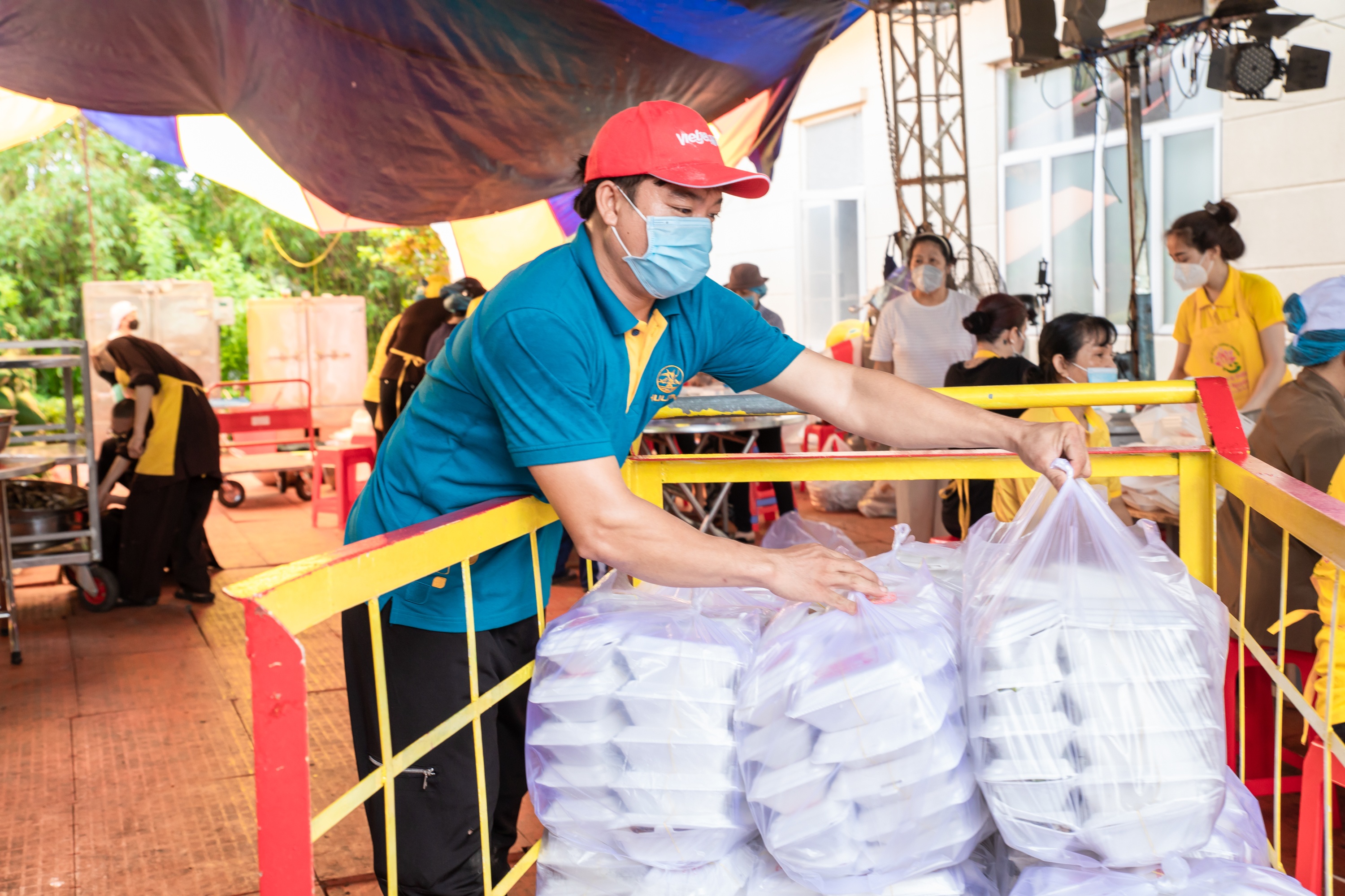 20.000 suất cơm miễn phí tặng người nghèo ở TP.HCM mỗi ngày ảnh 1 20.000 suat com mien phi tang nguoi ngheo o TP.HCM moi ngay anh 1