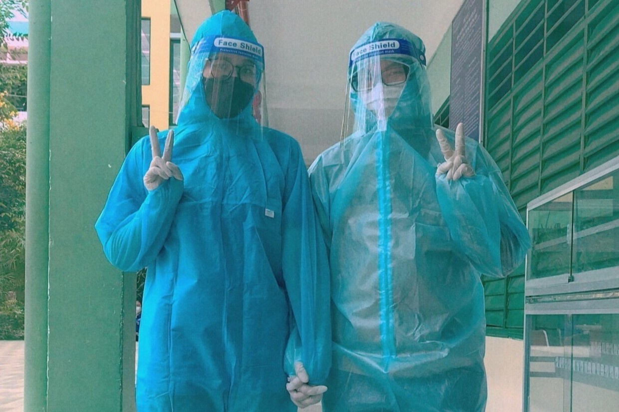 Doi tre o TP.HCM yeu nhau nho cung di tinh nguyen chong dich hinh anh