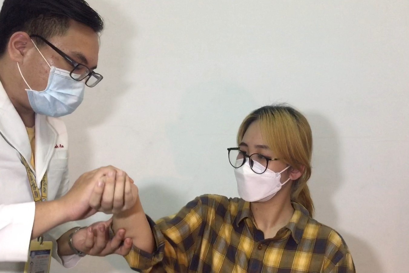 Doi tre o TP.HCM yeu nhau nho cung di tinh nguyen chong dich anh 4